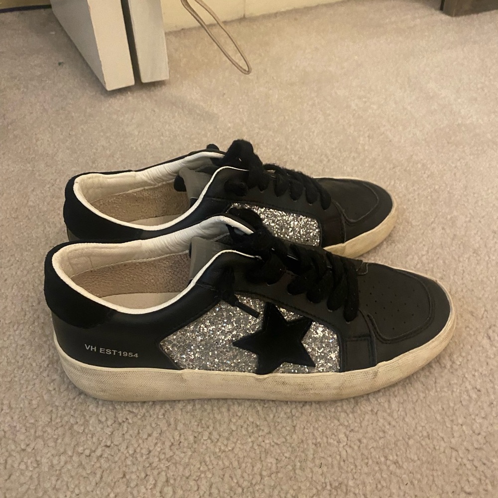 Black and silver low top vintage Havana sneakers size 8.5